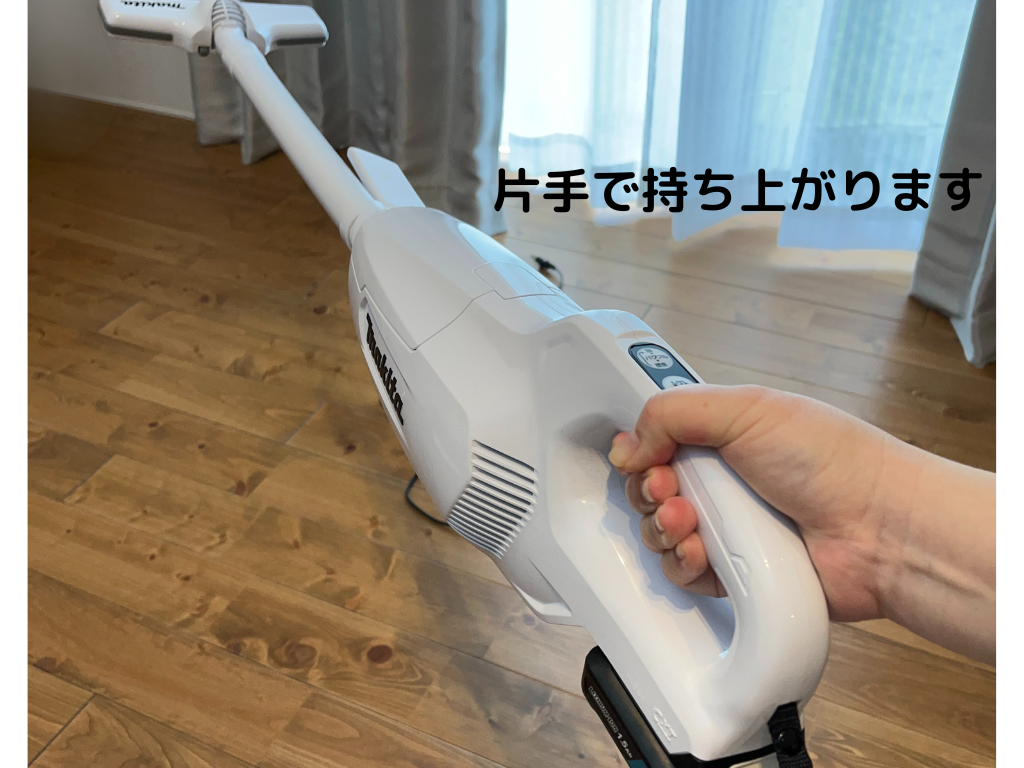 マキタのコードレス掃除機CL107FDを片手で持ち上げている様子。軽さが伝わる実演シーン