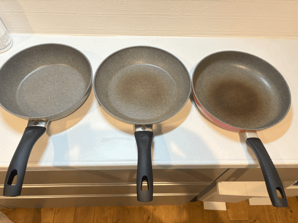バッラリーニIH対応フライパン3種類の比較写真。焦げ付きや使用感がわかるように並べてある写真