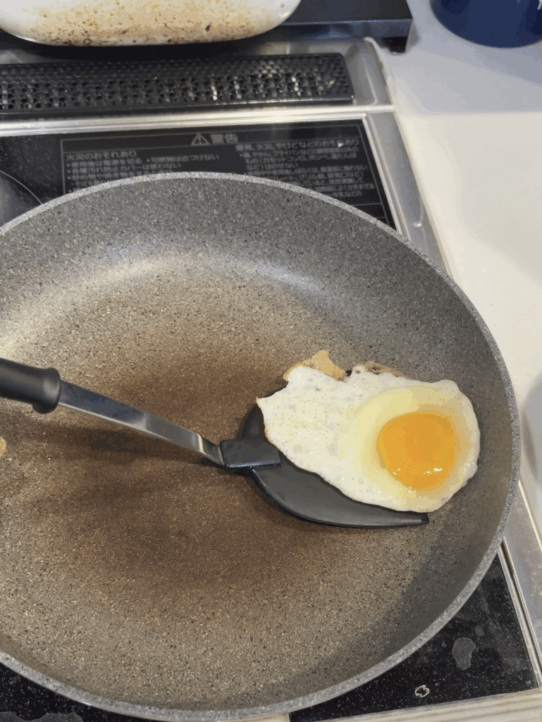 バッラリーニIH対応フライパンで焼いた目玉焼き。オイルスプレー使用で焦げ付きなく仕上がった様子