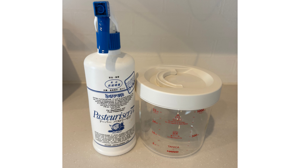 ヨーグルトメーカー使用前に消毒するためのパストリーゼと、付属のガラス容器を並べた写真。