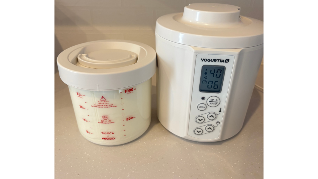 ガラス容器が使えるヨーグルトメーカーの外観写真。1℃単位で温度設定ができるデジタル操作パネル付き。